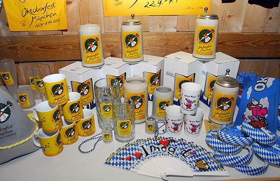 Und Souvenirs gibt es wieder in Hülle und Fülle (Foto: Ingrid GRossmann)